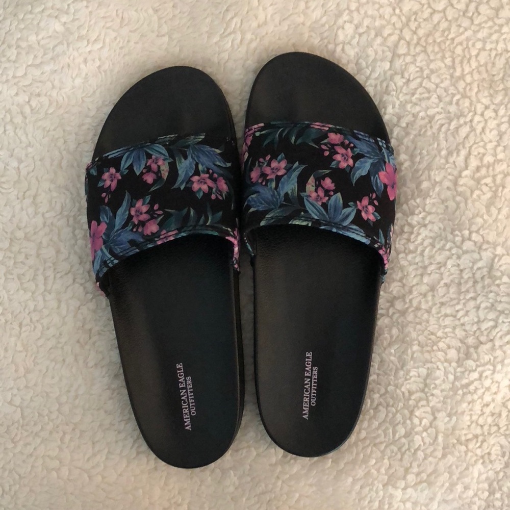AMERICAN EAGLE SLIP ON SANDALS